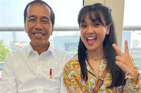 12 Potret Artis Jajal LRT Bareng Presiden Jokowi Foto Selfie Bikin Viral