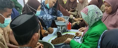 Pelatihan Memformulasi Dan Memproduksi Pakan Buatan Pada Ikan Lele Di