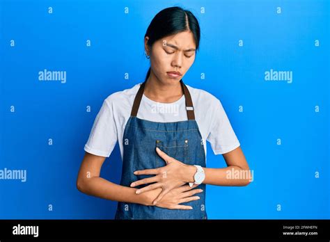 Joven Mujer China Que Usa Delantal De Camarero Con La Mano En El