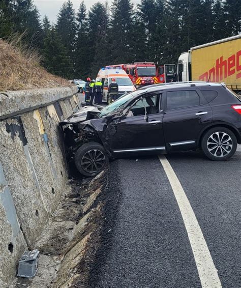 FOTO Ciocnire între un autocamion și un autoturism la Poiana Stampei