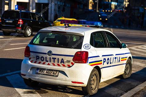 Coche de policía Politia Rutiera estacionado en un cruce en el centro