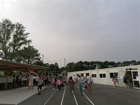 Rentrée scolaire câlins bisous retrouvailles et préfabriqués devant