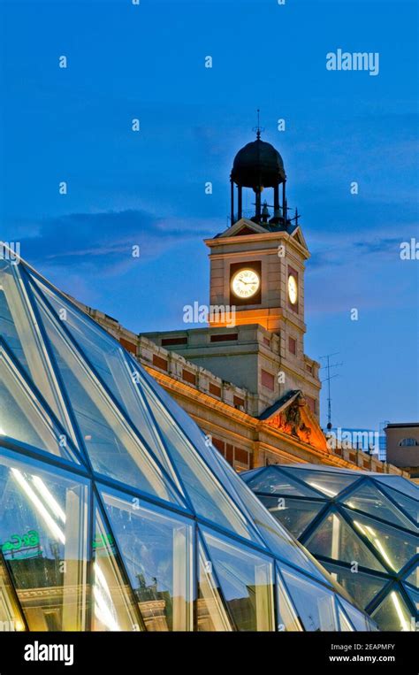 Puerta del Sol, night view. Madrid, Spain Stock Photo - Alamy