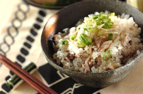 秋の味覚まるごと！サンマの炊き込みご飯レシピ・作り方 E・レシピ