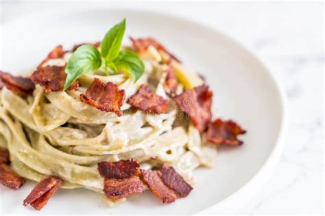 Fettuccine Dos Espinafres Molho Branco E Bacon Do Queijo Creme Foto