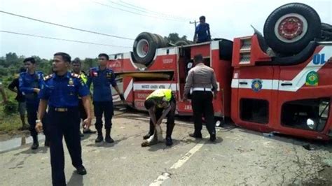 Mobil Damkar Bungo Terbalik Saat Hendak Padamkan Api Orang Luka Luka