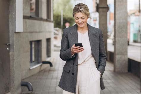 Premium Photo Portrait Of A Beautiful Mature Business Woman Smiling And Talking On The Phone