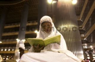 Umat Islam Membaca Al Quran Di Masjid Istiqlal Datatempo