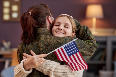 Chica Feliz Abrazando A La Madre Volviendo A Casa Del Servicio Militar