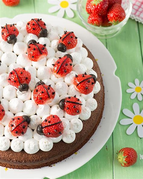 Tarta de cumpleaños de chocolate con fresas PequeRecetas