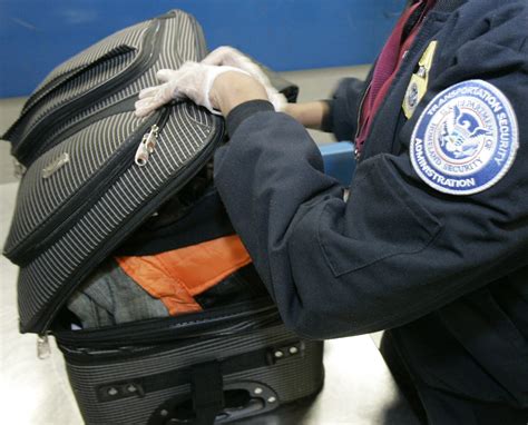 Carry-on or checked baggage? Holiday travel tips from the TSA - WTOP News
