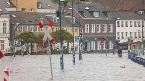 Sturmflut In Norddeutschland Pegel An Der Ostsee Sinken Newsblog