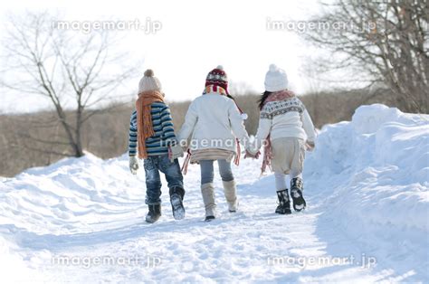 雪道を歩く子供たちの後姿の写真素材 124205660 イメージマート