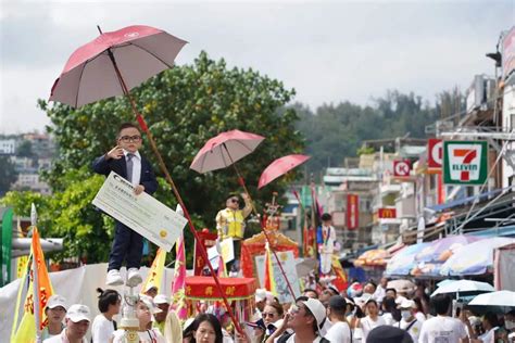 图集｜香港再度举办长洲太平清醮“飘色会景巡游”及“抢包山”