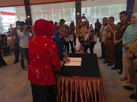 Wabup Banggai Tandatangani Komitmen Bersama Percepatan Penurunan