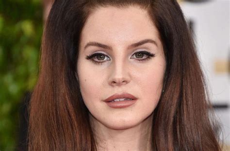 Elle a arrêté de prendre soin delle Une Lana Del Rey arrondie a été