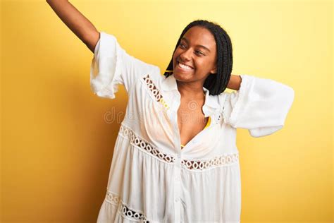 Belle Afro américaine Fille En Bikini Et Robe D été Sourire Heureux Photo stock Image du
