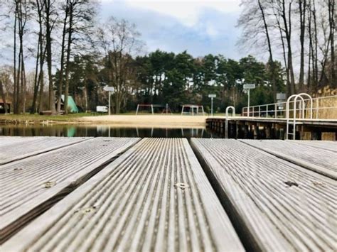 Pomost plaża i teren rekreacyjny nad jeziorem w Nowym Dworku gm