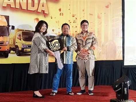 Mitsubishi Fuso Serahkan Unit Pertama Fuso Canter Th Years Special