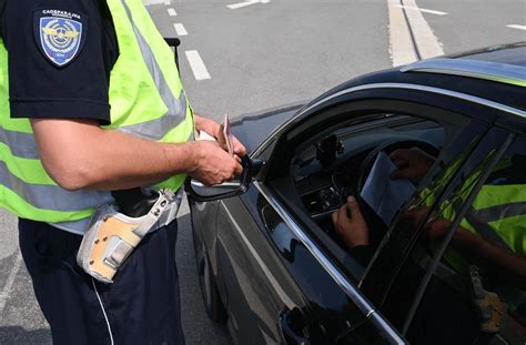 Policija Oduzela Pasat Od Voza A Koji Je U Tutinu Izazvao Saobra Ajnu