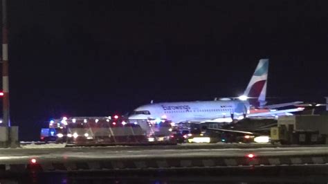 Hamburg Frost Alarm auf Flughafen Flugzeug rutscht über Landebahn