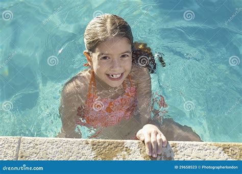 Kleines Mädchen Am Rand Des Pools Stockbild Bild Von Glück Recht 29658523