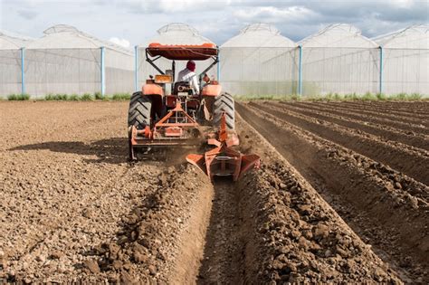 Suelo De Preparación De Tractor Trabajando En Agricultura De Campo