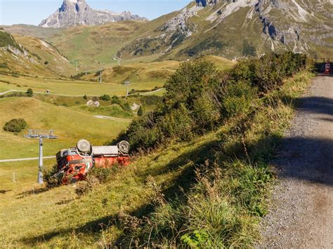 Lkw Lenker Bersteht Meter Absturz Fast Unverletzt Vol At