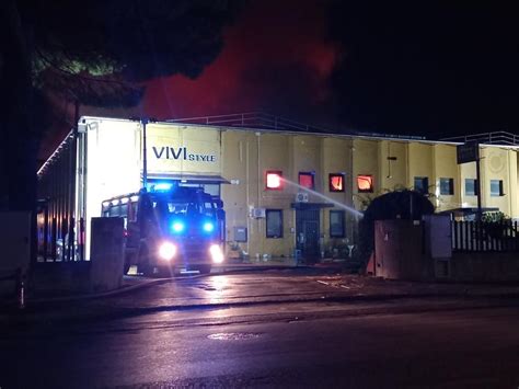 Incendio Distrugge Tre Aziende Al Macrolotto Di Prato Video Il Tirreno