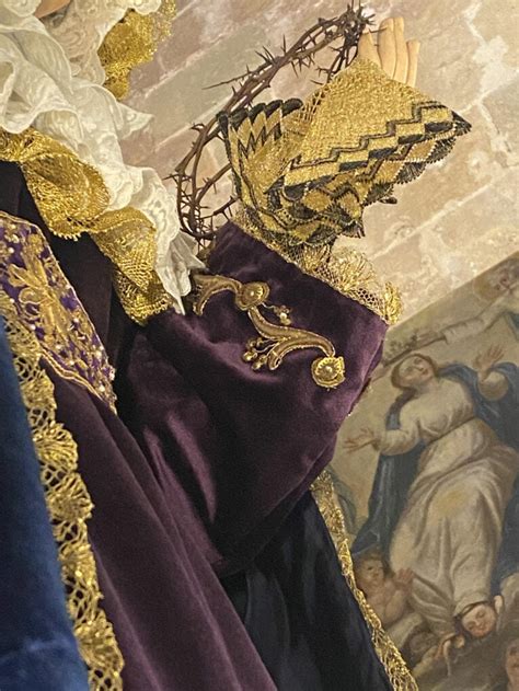 Detalle De La Manga De La Salla Morada Con Los Bordados Del Ecce Homo