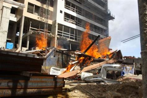 Manifestantes Ateiam Fogo Em Obra No Bairro De F Tima Not Cias De Fortaleza