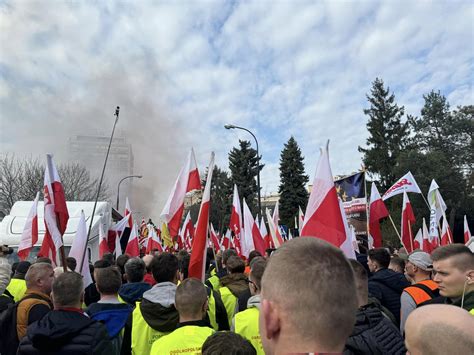 Protesty rolników w Europie i Polsce Bruksela obiecuje zmiany rolnicy