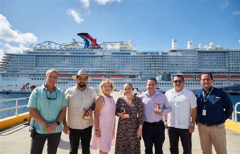 JUANITA ALONSO DA BIENVENIDA AL CRUCERO CARNIVAL CELEBRATION