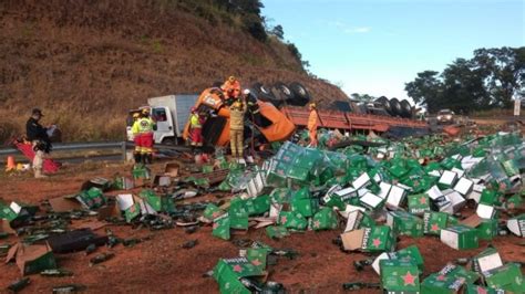 Caminhão carregado de cerveja tomba e motorista morre em Minas Gerais