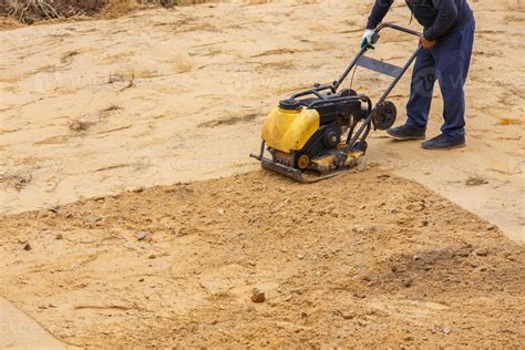 Travailleur En Train D Utiliser Un Compacteur Plaque Vibrante Pour La