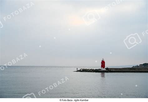 Obla Ni Dan Na Moru Svjetionik Preuzmite Fotografiju Foto Baza