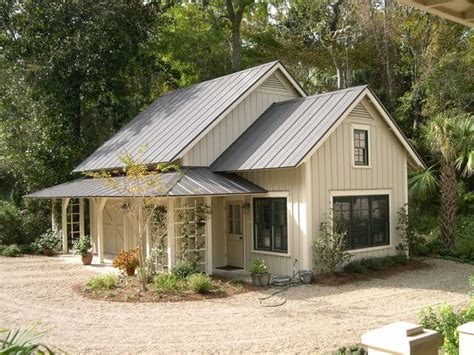 Lovely Farmhouse W/ Steel Roof! (6 Pictures)