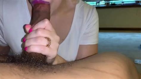 Douce blonde aux lèvres juteuses suce et lèche une bite noire