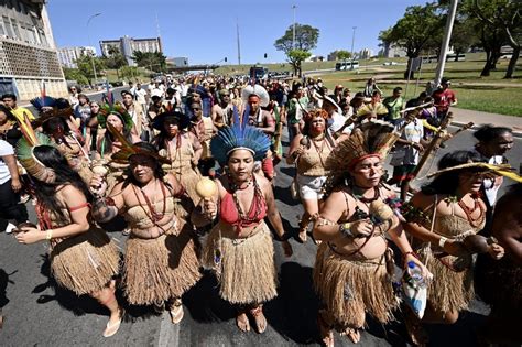 Milhares de mulheres indígenas marcham em Brasília contra o Marco