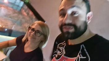 La coquine blonde mariée avec du feu dans la chatte est même allée dans les coulisses avec la