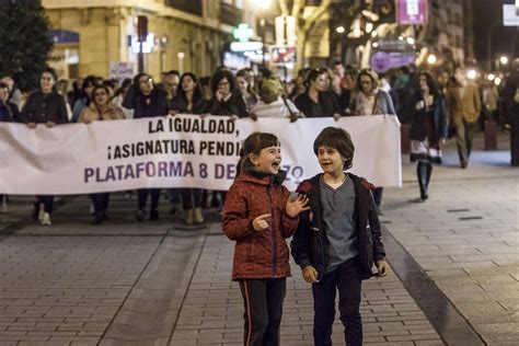 Un millar de personas salen a la calle en Logroño por la igualdad de la