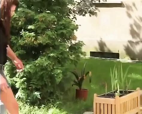 Geheimer sex mit einer brünetten hausfrau ihre muschi von ihrem liebhaber gefickt bekommt