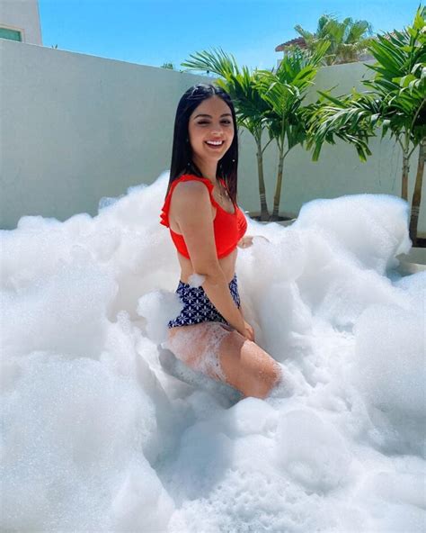 7 Hot Sexy Melissa Navarro Bikini Pics