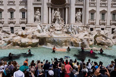 Roma L Acqua Della Fontana Di Trevi Diventa Nera Foto Live Sicilia