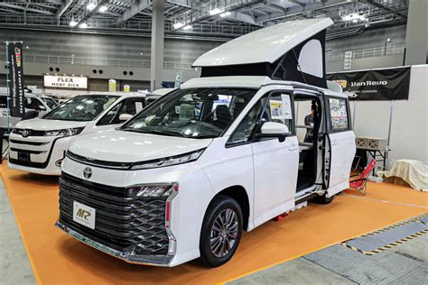 【画像ギャラリー】トヨタ「新型ノア／ヴォクシー」用の車中泊キャンピング仕様が便利すぎる！ オプションでポップアップルーフ装備したら完璧です