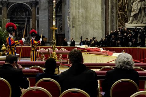 El Funeral De Benedicto XVI Ante Miles De Fieles En La Plaza San Pedro