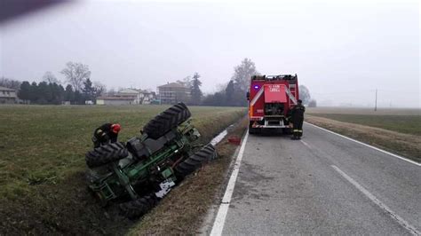 Incidente A San Pietro In Casale Trattore Si Ribalta Strada Chiusa