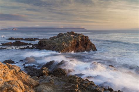 Ocean waves on rocks under white sky, estero HD wallpaper | Wallpaper Flare