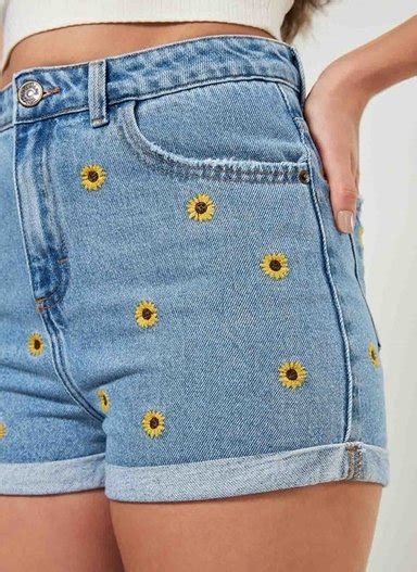 Short Jeans Bordado Girassol Jeans Claro