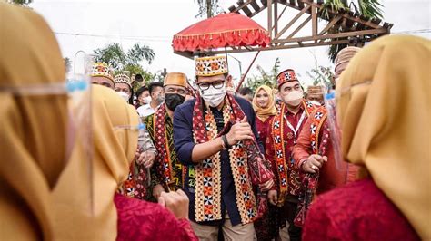 Antusiasme Warga Desa Rigis Lampung Sambut Kedatangan Sandiaga Uno